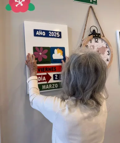 Personas mayores realizando actividades diarias acompañadas por profesionales