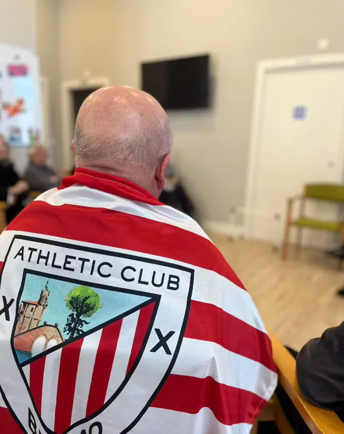 Profesionales del centro acompañando a personas mayores en un momento del día